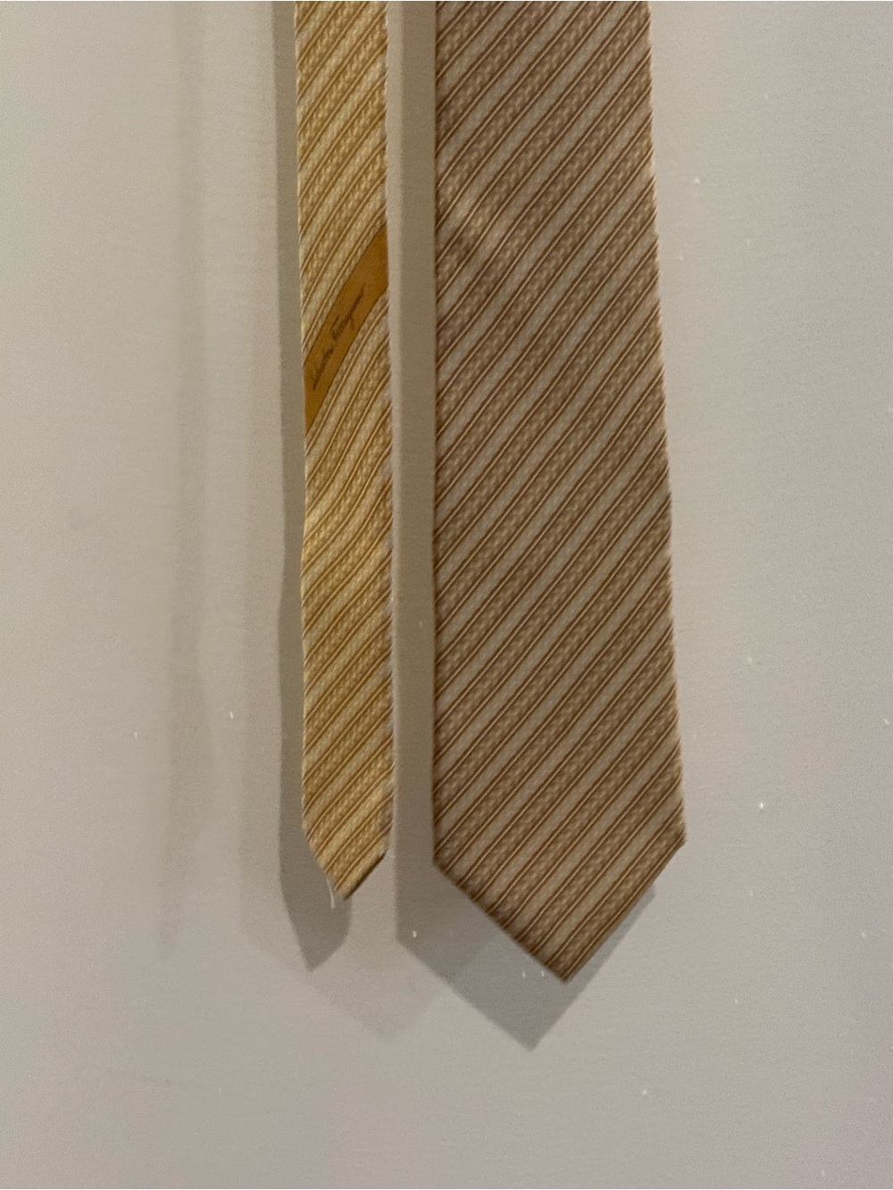 Salvatore Ferragamo Yellow Gold Gancini Striped Silk Men’s Neck Tie excellent